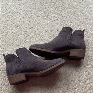 Universal Thread Gray Suede Ankle Boots women 8